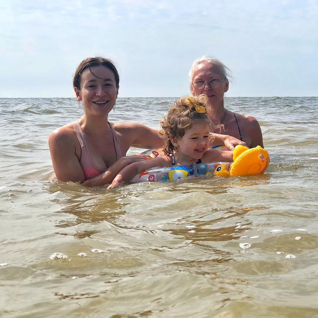 Мама Андрія Бєднякова з його дружиною і донькою Мама Андрія Бєднякова з його дружиною і донькою