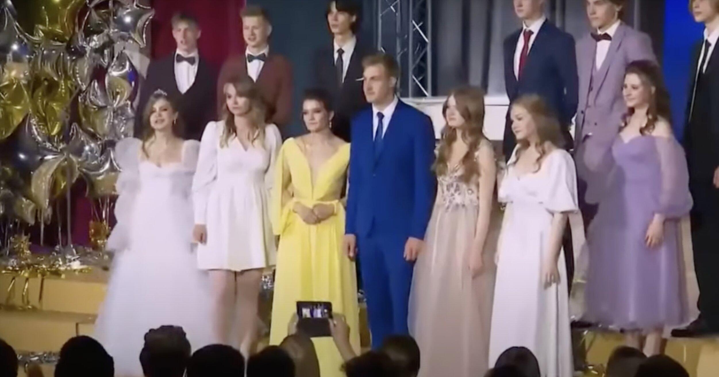 "Показує, звідки готувався напад": син Лукашенка на випускному випадково утворив прапор України "Показує, звідки готувався напад": син Лукашенка на випускному випадково утворив прапор України