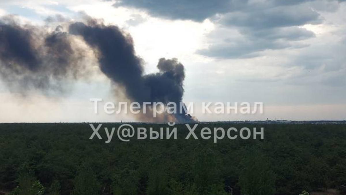 ЗСУ влаштували окупантам "феєрверки" на Херсонщині: детонують ворожі боєприпаси ЗСУ влаштували окупантам "феєрверки" на Херсонщині: детонують ворожі боєприпаси