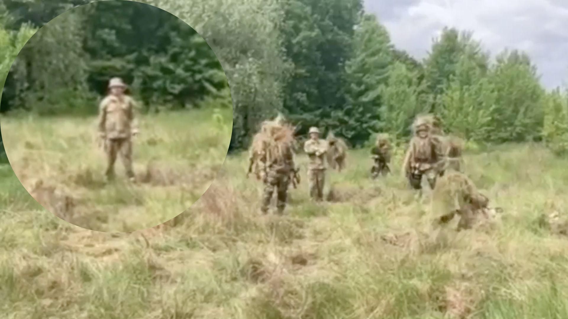 "Даже один в поле воин": ВСУ показали впечатляющее мастерство маскировки "Даже один в поле воин": ВСУ показали впечатляющее мастерство маскировки