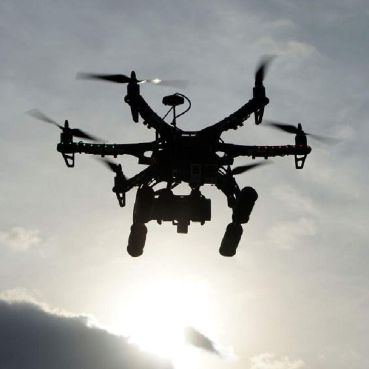 Над залізничним вокзалом Полтави помітили ворожий дрон: його оперативно "посадили" бійці ТрО Над залізничним вокзалом Полтави помітили ворожий дрон: його оперативно "посадили" бійці ТрО