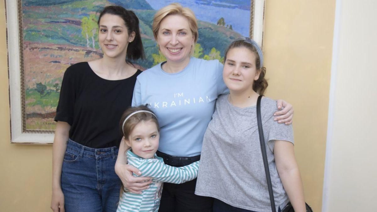 Мати загинула під обстрілами: щемлива історія возз'єднання сестричок із Маріуполя Мати загинула під обстрілами: щемлива історія возз'єднання сестричок із Маріуполя