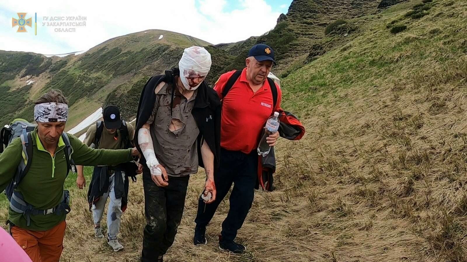 Пролетел 80 метров: в Карпатах с горы сорвался мужчина и чудом выжил Пролетел 80 метров: в Карпатах с горы сорвался мужчина и чудом выжил