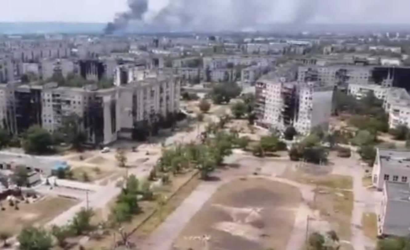 Обгорілі будинки та палаючі ліси: як зараз виглядає Сєвєродонецьк – нове відео