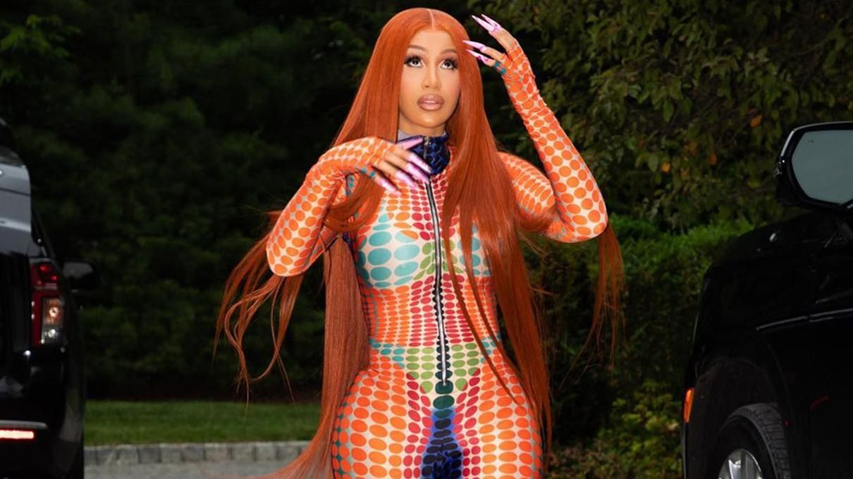 Cardi B одела комбинезон 1995 года: как он выглядит