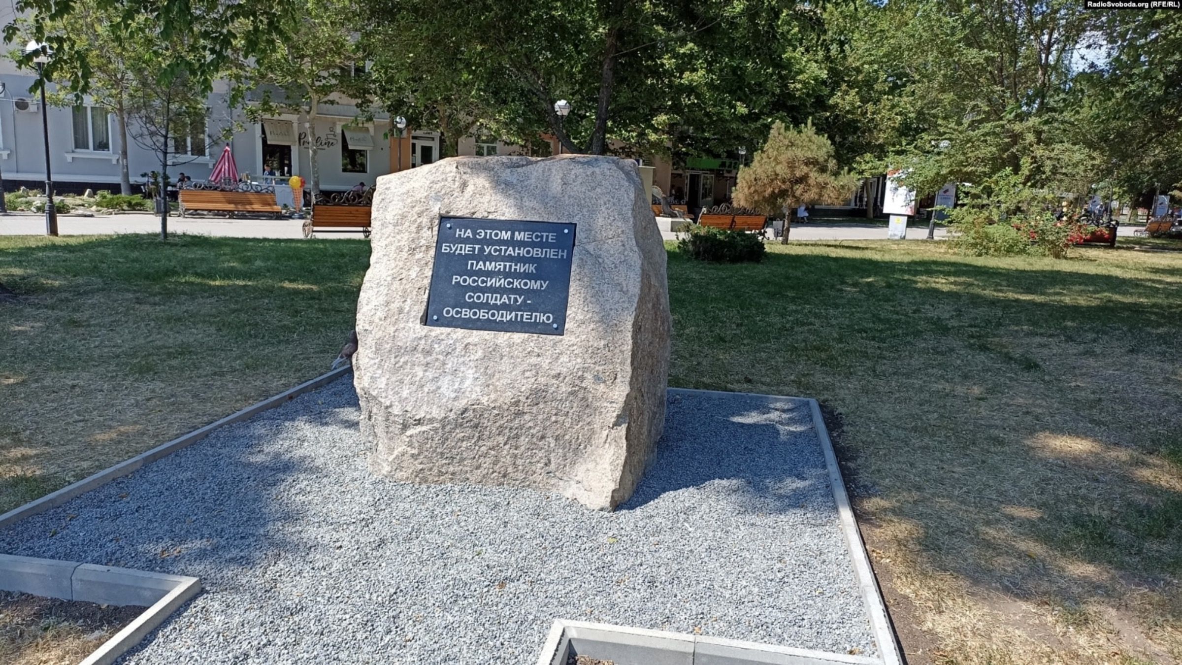 "Пам'ятник пральній машині": українці глузують з монумента російському солдату у Бердянську "Пам'ятник пральній машині": українці глузують з монумента російському солдату у Бердянську