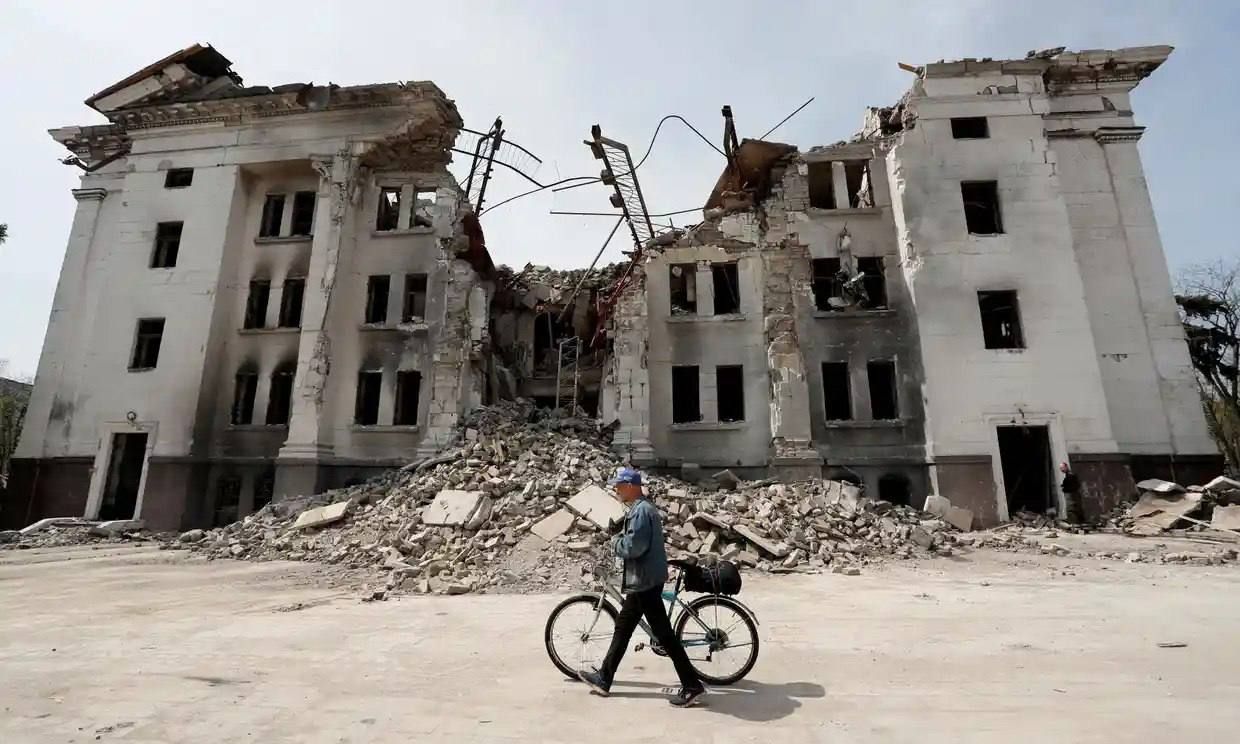 "Соседка гуляла с собаками – ее разорвало на двое": какие преступления совершали россияне в Мариуполе "Соседка гуляла с собаками – ее разорвало на двое": какие преступления совершали россияне в Мариуполе