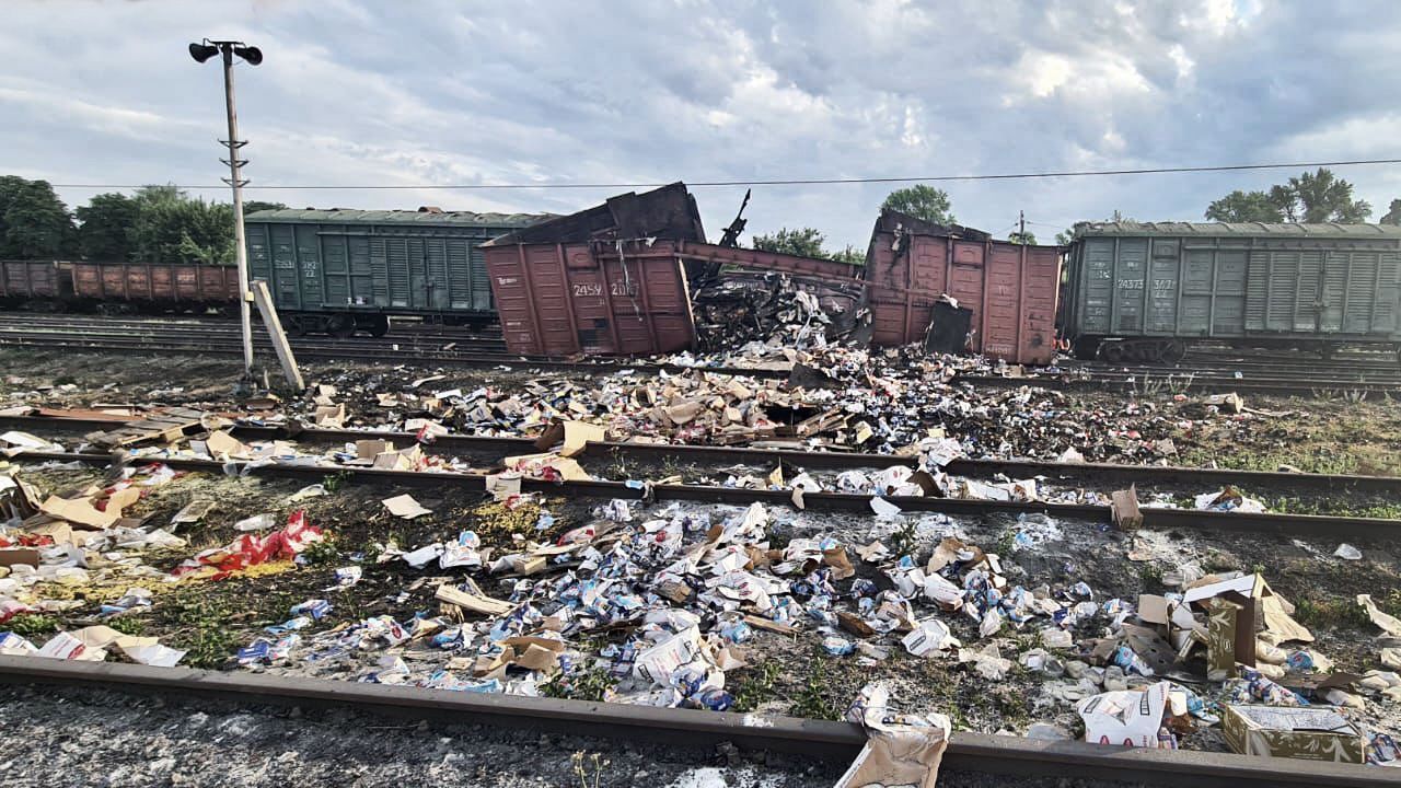 Оккупанты попали ракетой в вагон с гуманитарной помощью жителям Мариуполя Оккупанты попали ракетой в вагон с гуманитарной помощью жителям Мариуполя