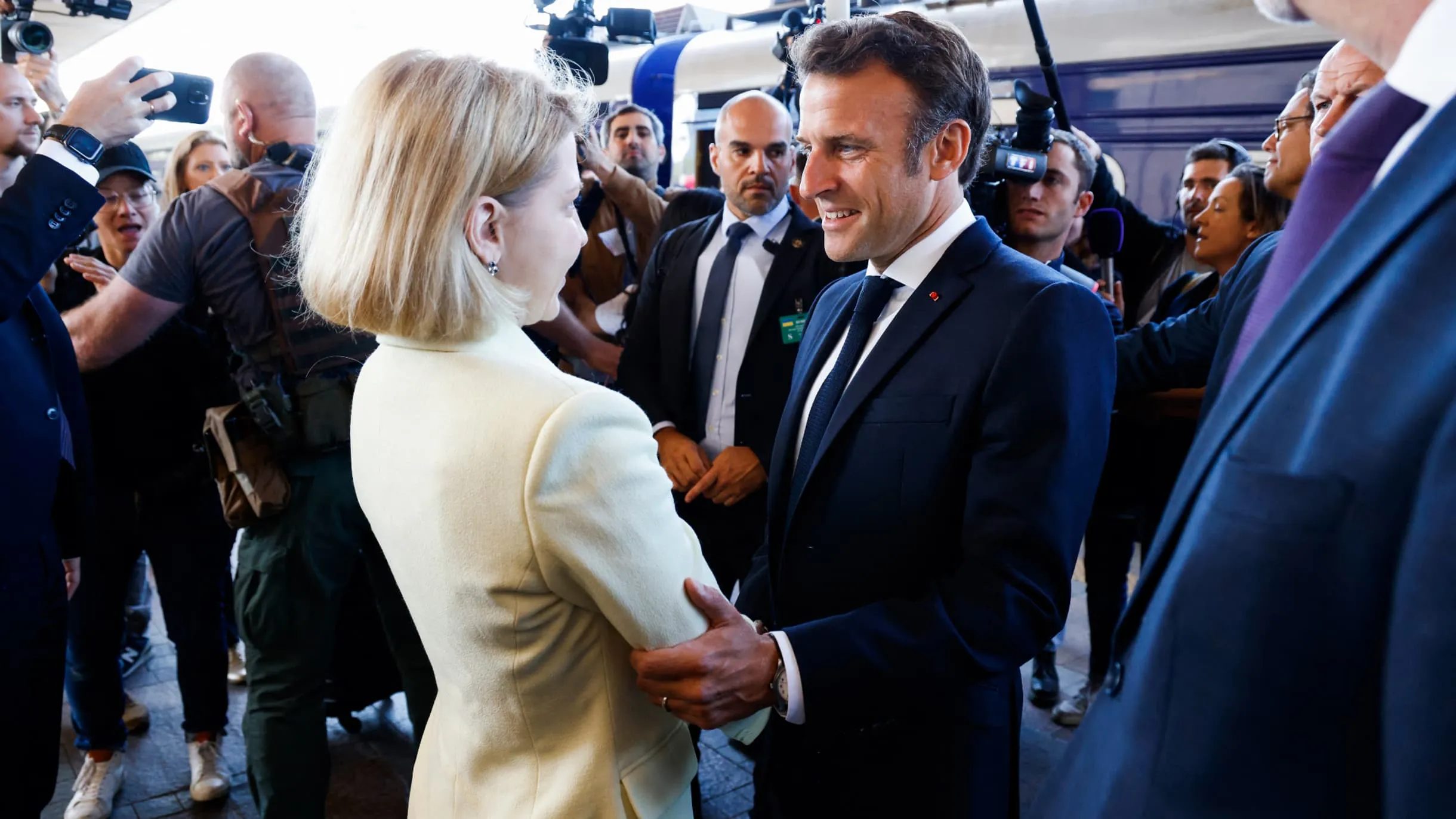 Стефанішина зустріла Макрона на вокзалі Стефанішина зустріла Макрона на вокзалі