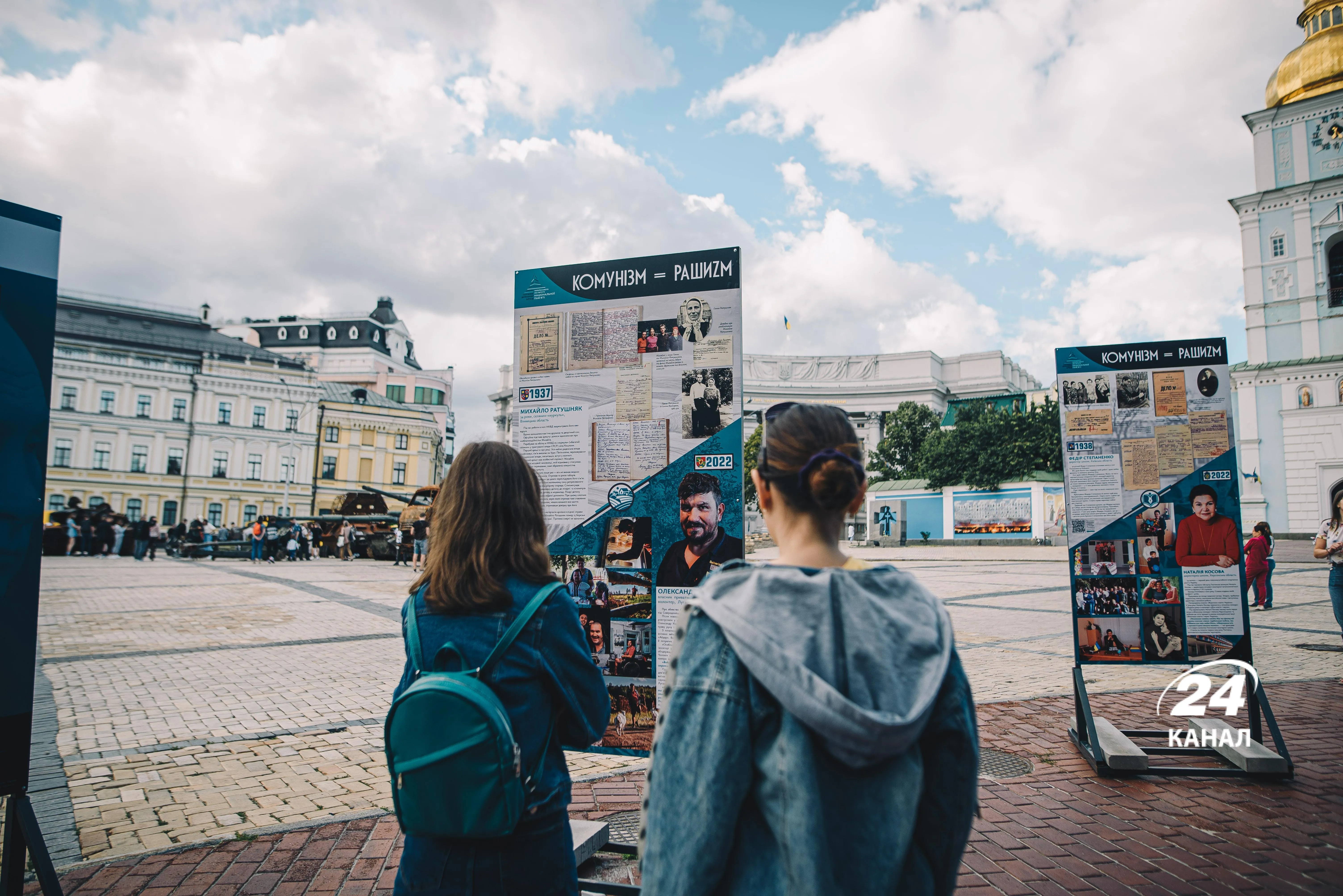 Киевляне пришли посмотреть на уличную выставку
