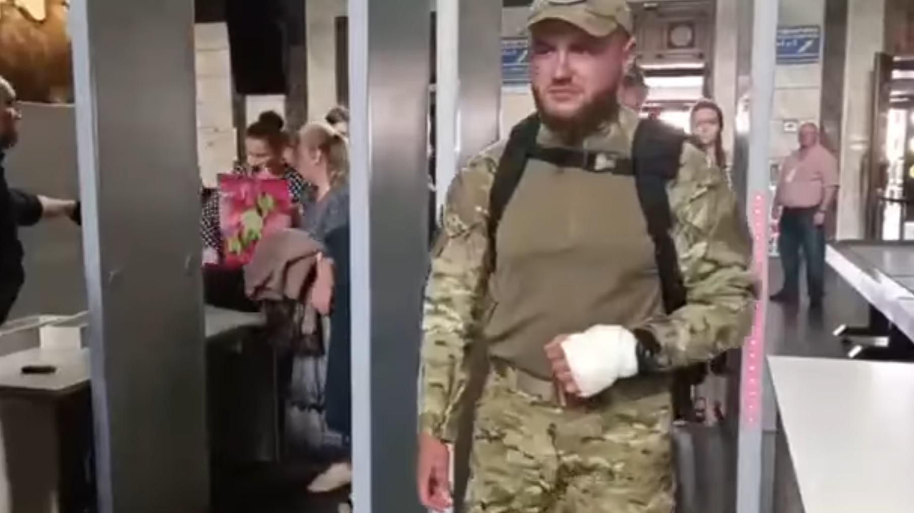На вокзалі у Києві оплесками та оваціями зустріли поранених бійців Нацгвардії