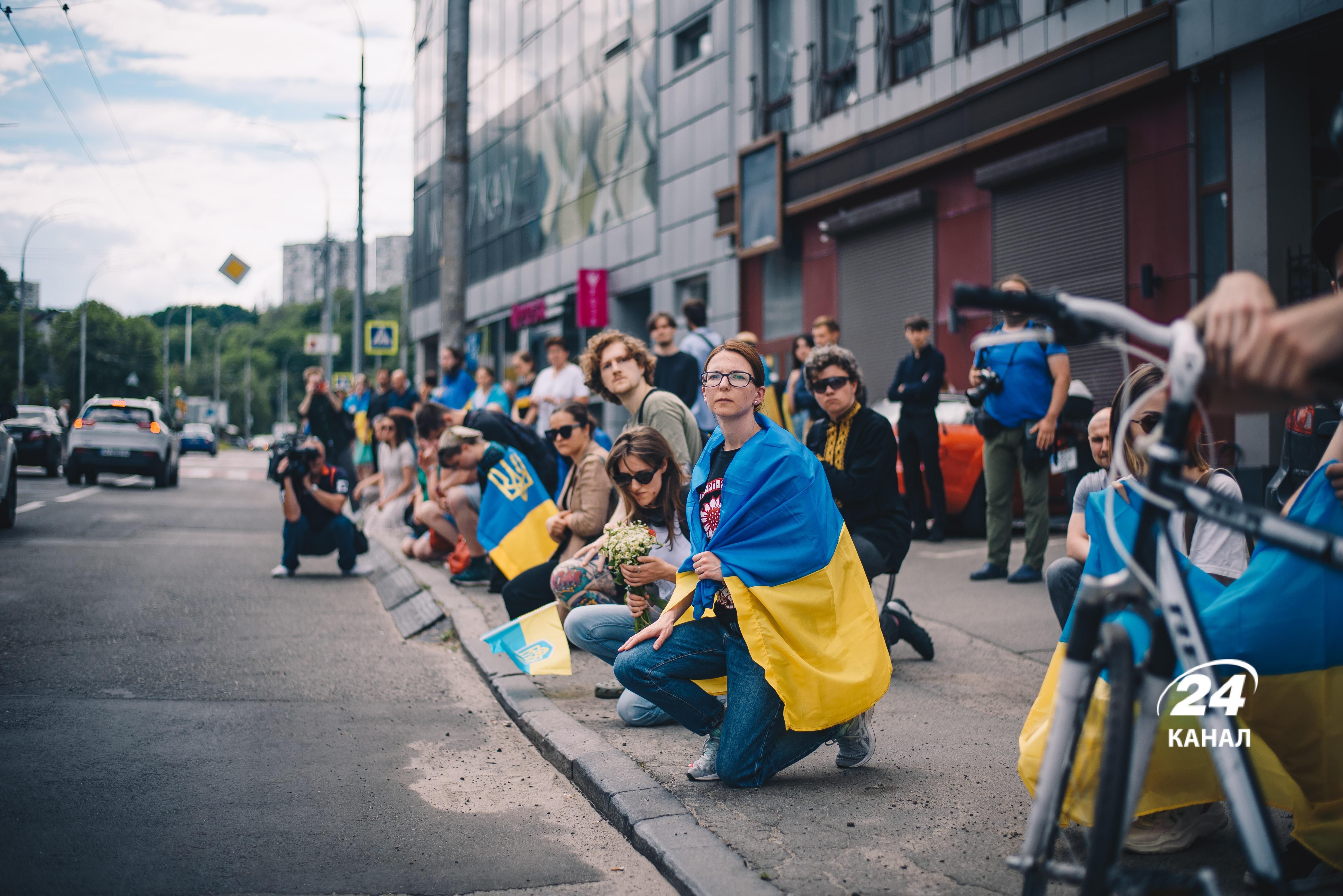 У Протасовому Яру прощались із загиблим активістом Романом Ратушним: ексклюзивний фоторепортаж У Протасовому Яру прощались із загиблим активістом Романом Ратушним: ексклюзивний фоторепортаж