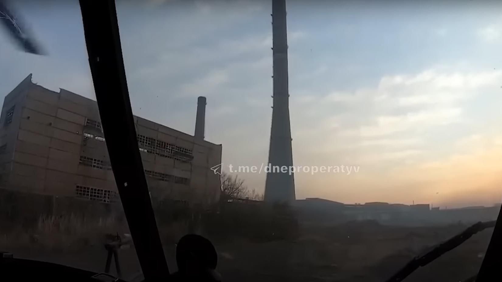 При постійних обстрілах: у мережі показали нове відео прориву українських пілотів на "Азовсталь"