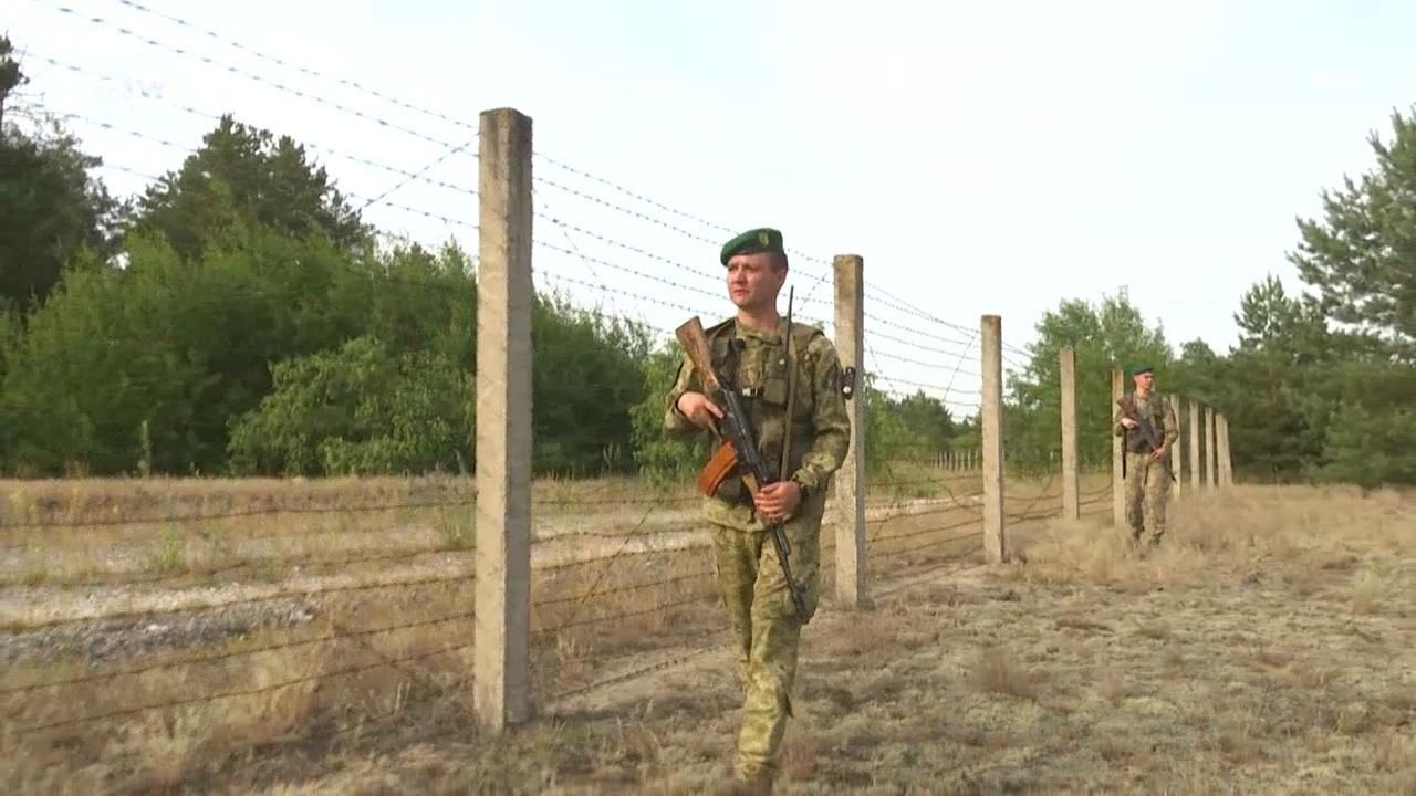 Белорусы и далее оборудуют позиции на границе и проводят учения