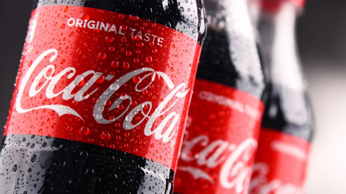 Дистрибьюторы Coca-Cola в России останавливают выпуск и продажу напитков