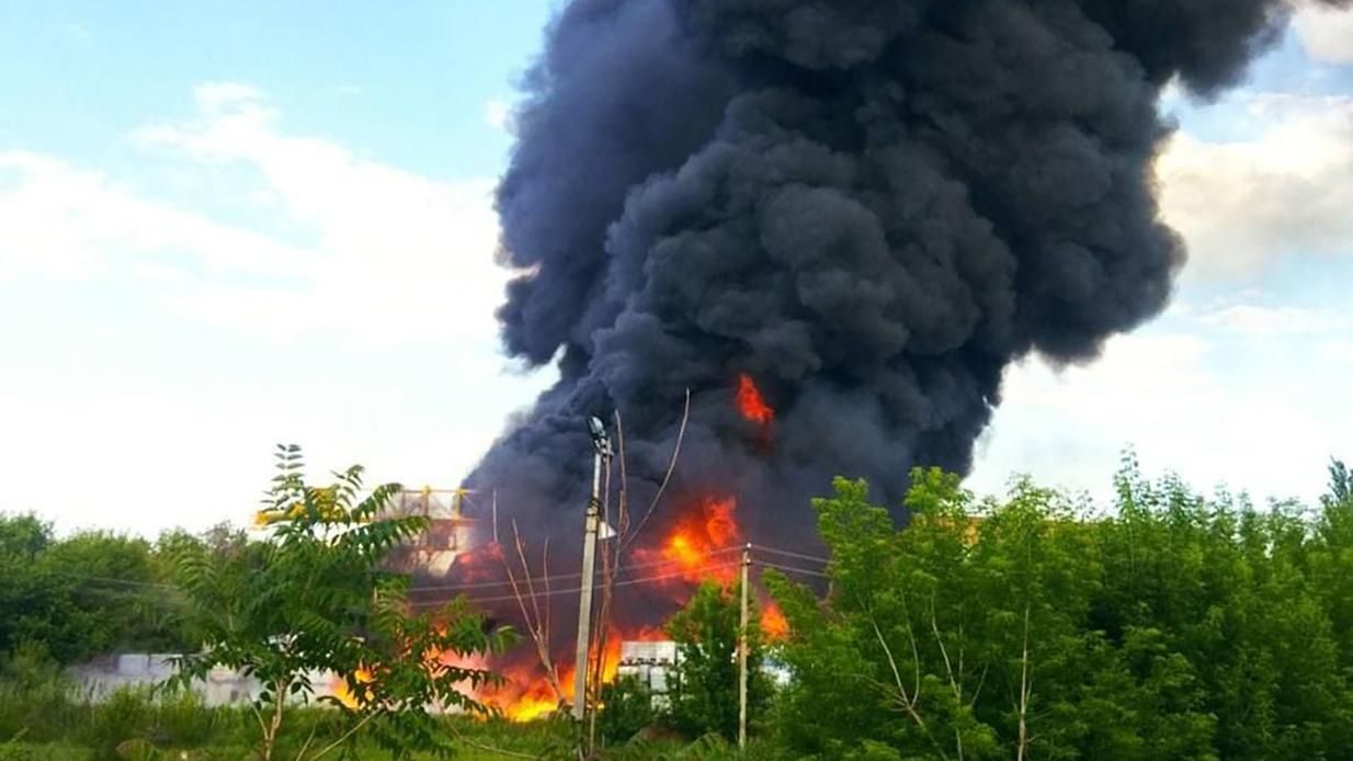 На химзаводе в Родах возник масштабный пожар
