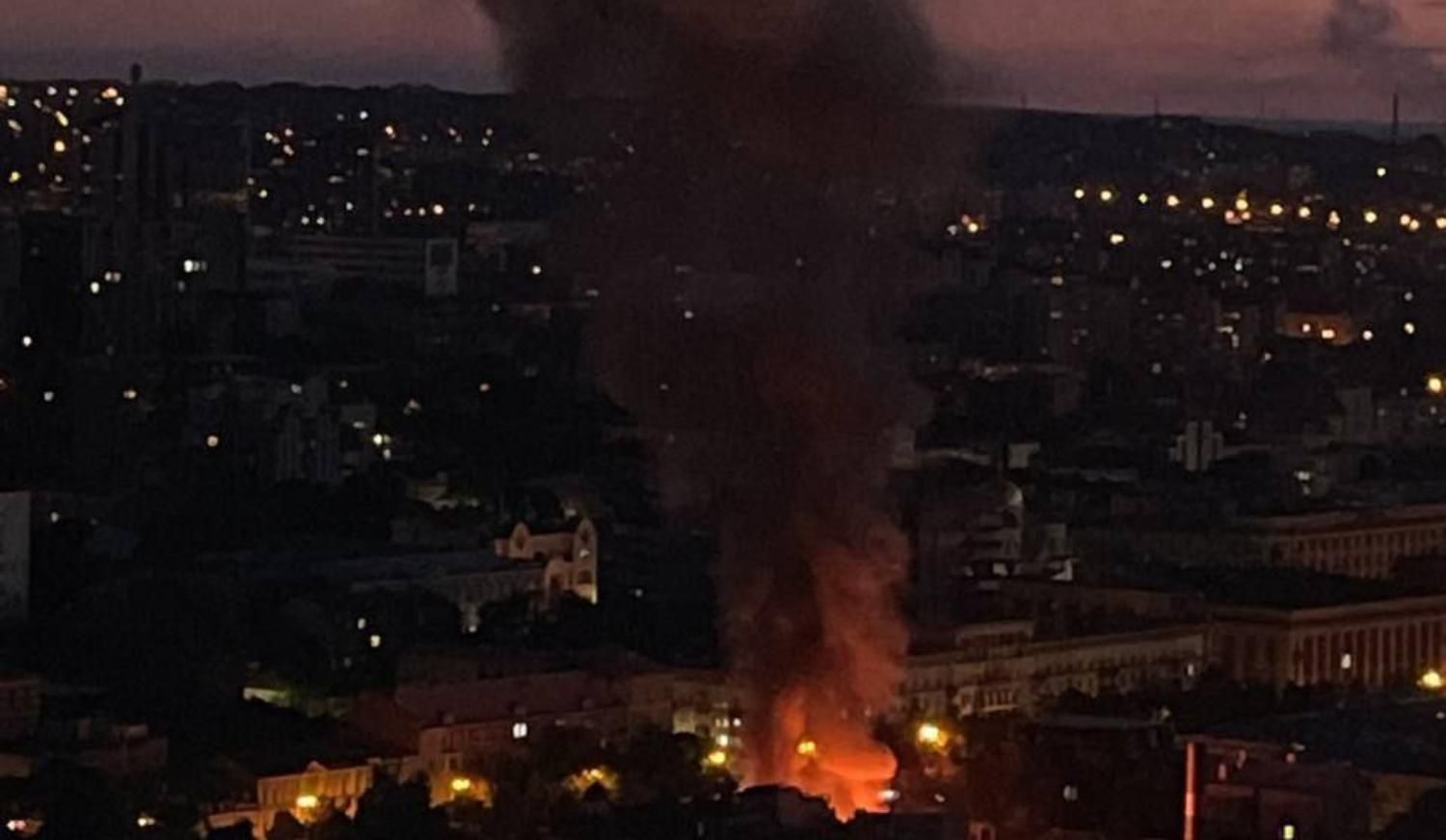 У Дніпрі – масштабна пожежа: горить дах кав'ярні у центрі міста
