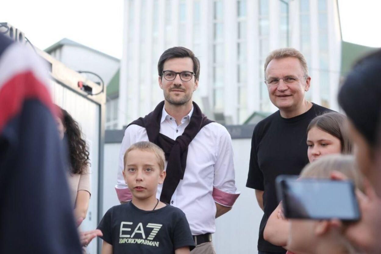 У Маріяполісі багато любові: зворушлива "Ой, у лузі" залунала в модульному містечку у Львові У Маріяполісі багато любові: зворушлива "Ой, у лузі" залунала в модульному містечку у Львові