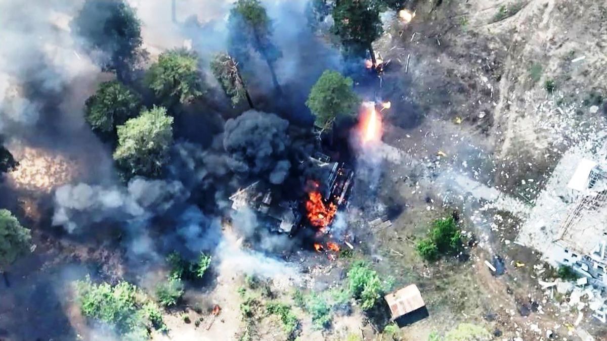 "Охота на оккупантов продолжается": украинские воины ударили по российским "Ураганам" "Охота на оккупантов продолжается": украинские воины ударили по российским "Ураганам"