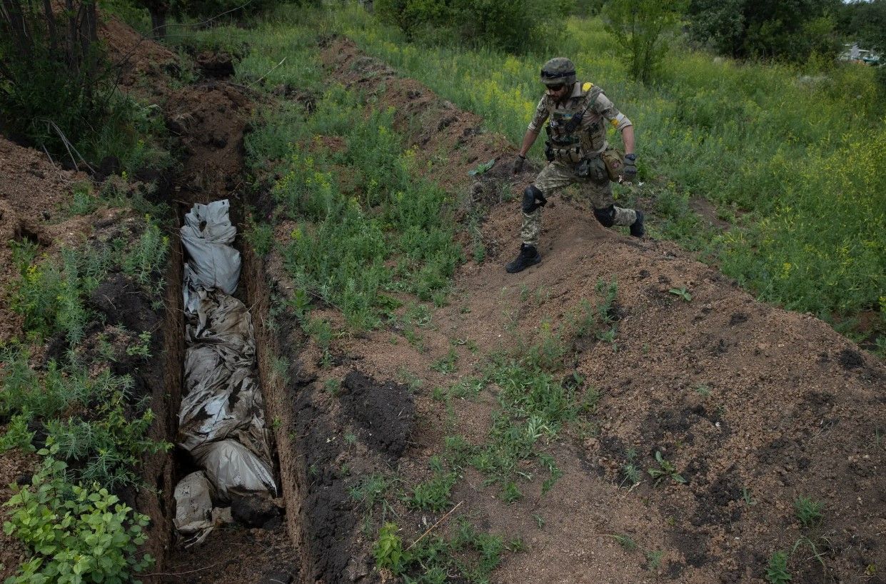 The New York Times показали фото братської могили під Лисичанськом із тілами 300 цивільних