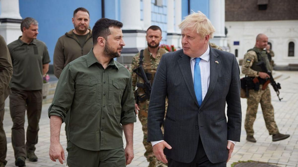 Джонсон із Зеленським прогулялись Києвом й оцінили виставку знищеної техніки росіян Джонсон із Зеленським прогулялись Києвом й оцінили виставку знищеної техніки росіян