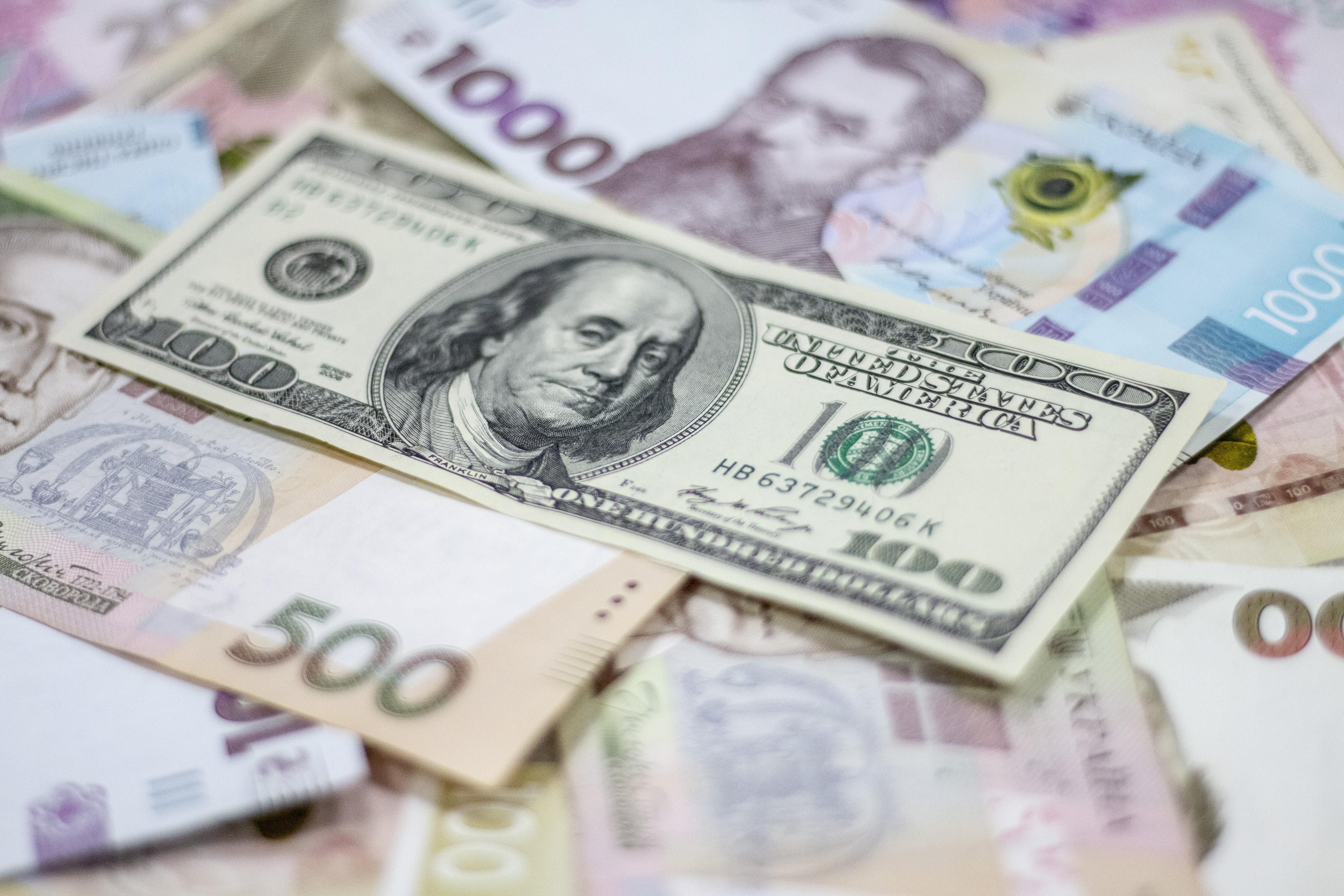 1,06 миллиарда долларов за неделю: Нацбанк нарастил продажу валюты
