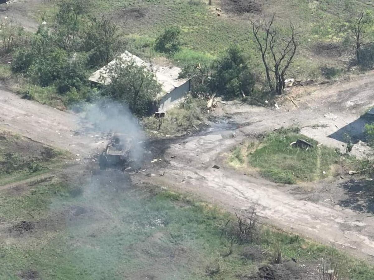 ЗСУ з британських гаубиць знищили ворожі танк і 2 БМП разом з екіпажем ЗСУ з британських гаубиць знищили ворожі танк і 2 БМП разом з екіпажем