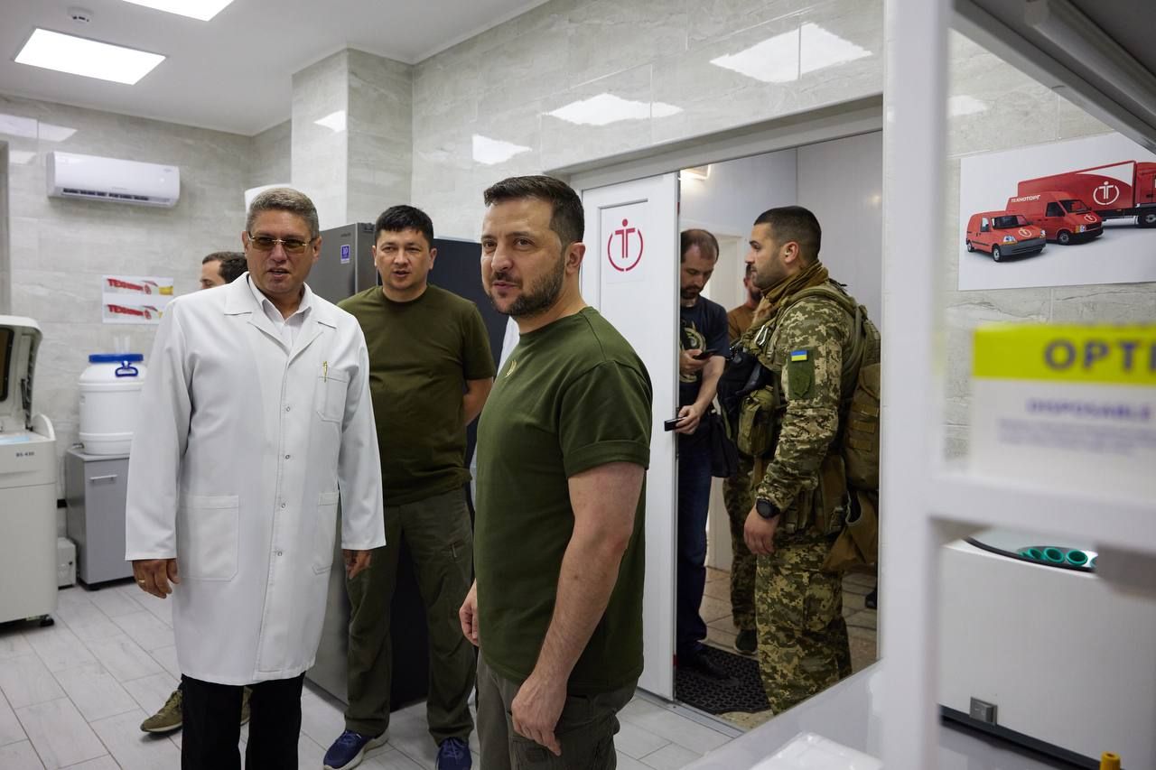 Героїчні люди: Зеленський у Миколаєві відвідав лікарню швидкої допомоги