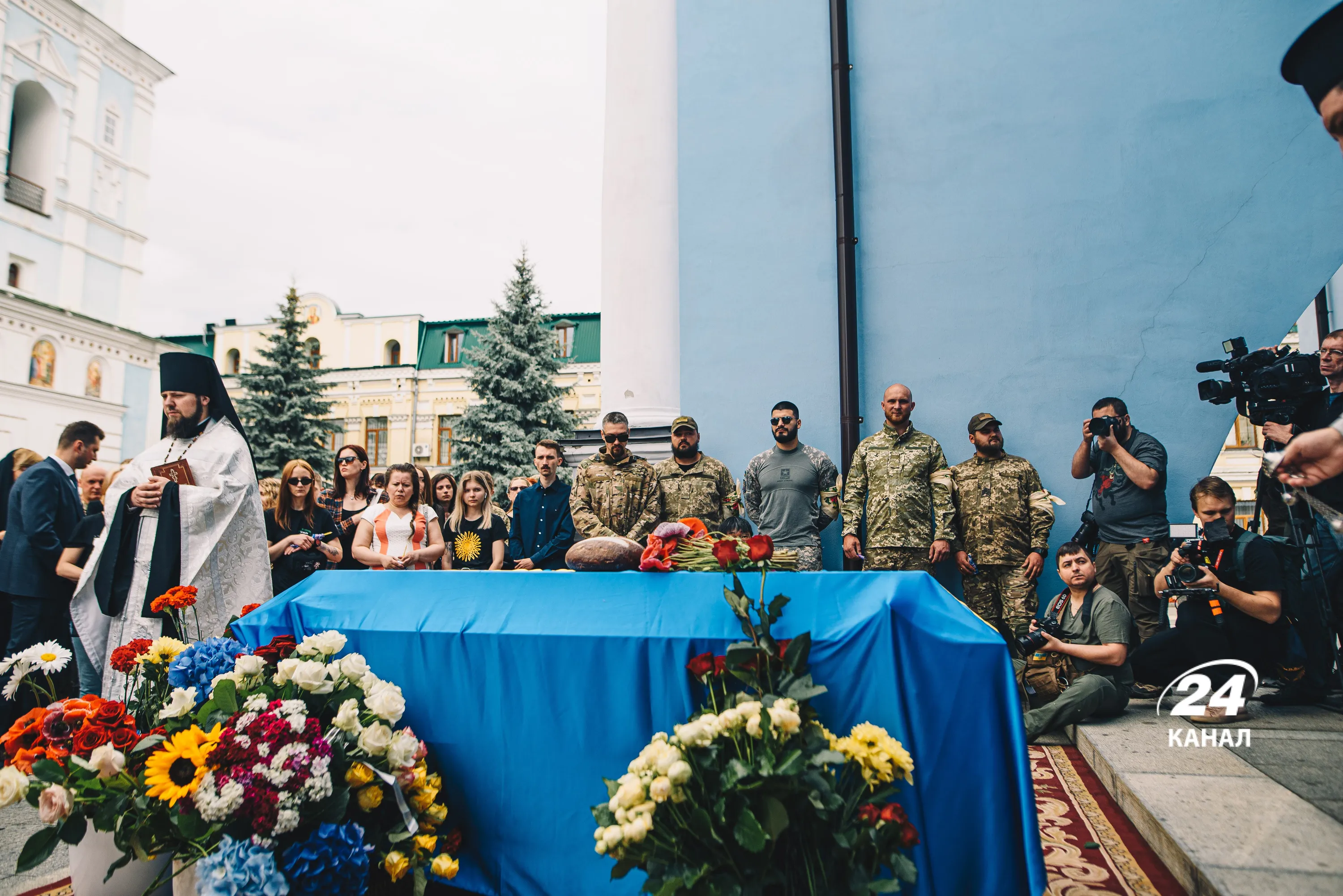 В Киеве похоронили активиста и воина Романа Ратушного