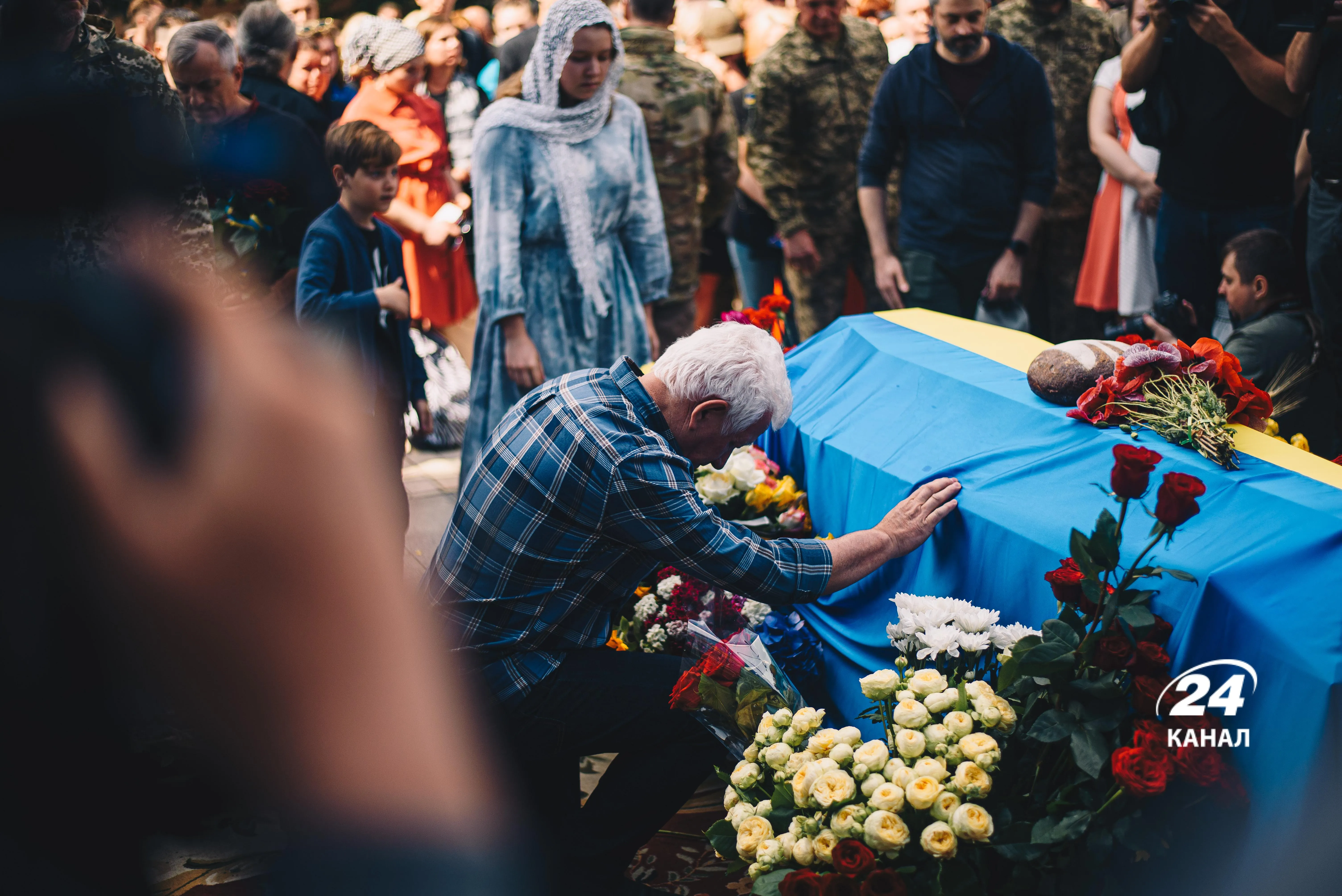 В Киеве похоронили активиста и воина Романа Ратушного