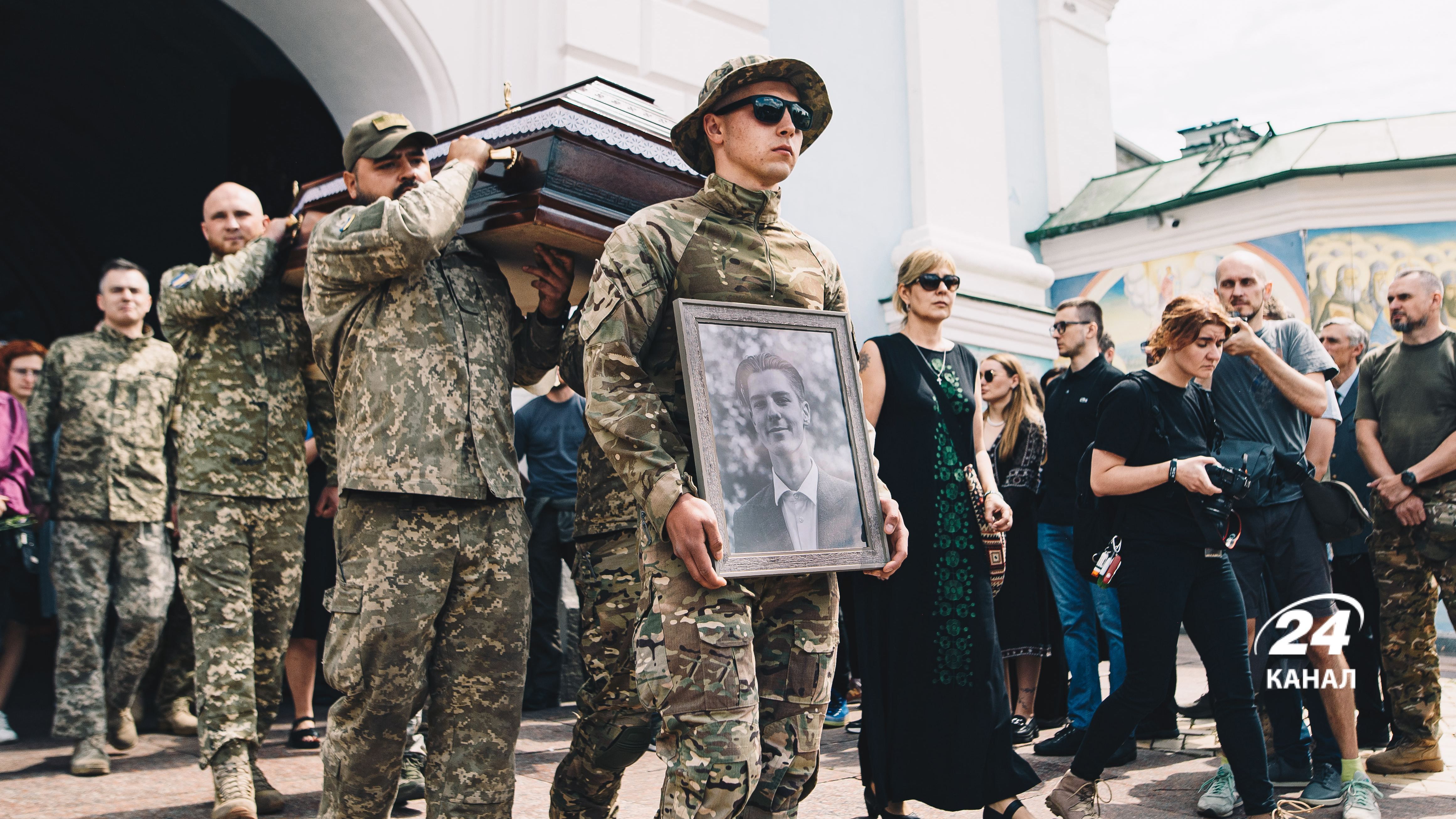 В Киеве прошли похороны активиста Романа Ратушного: фоторепортаж 24 канала