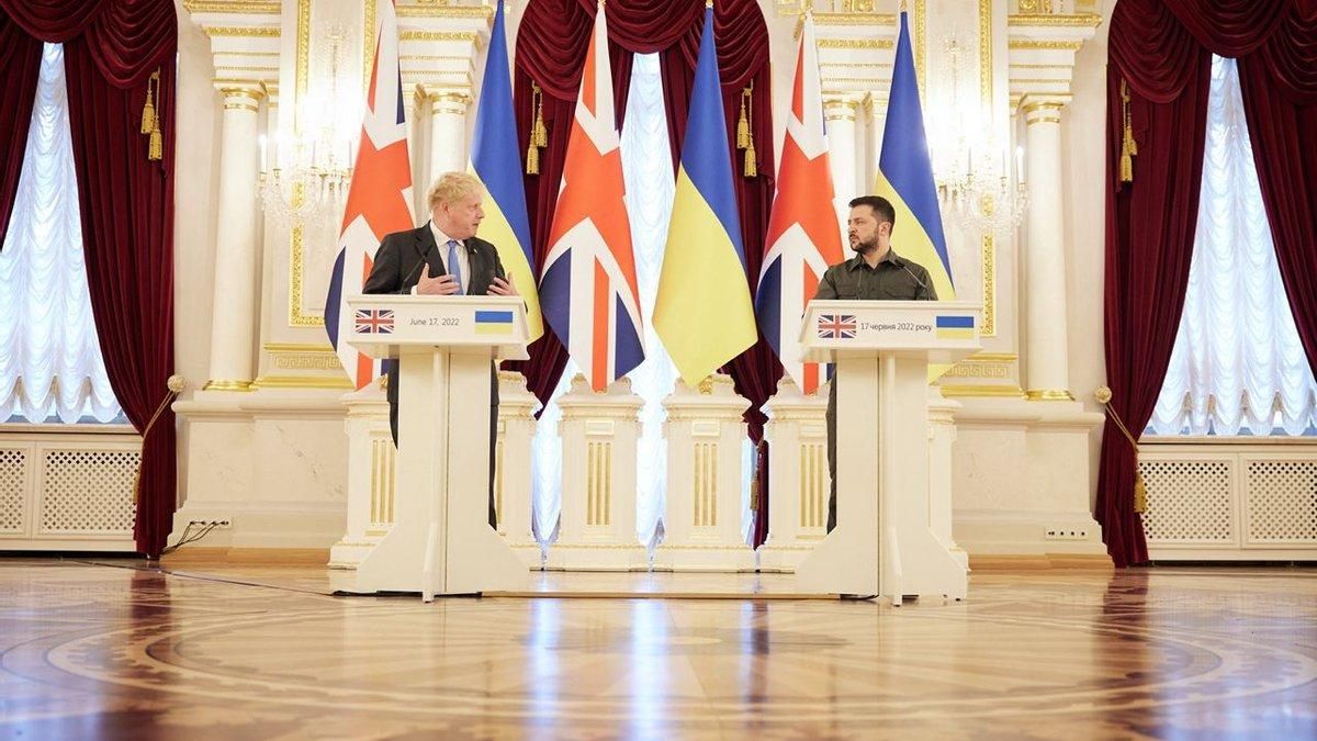 Джонсона зворушила поїздка до Києва: прем'єр Британії віддав шану полеглим українським воїнам