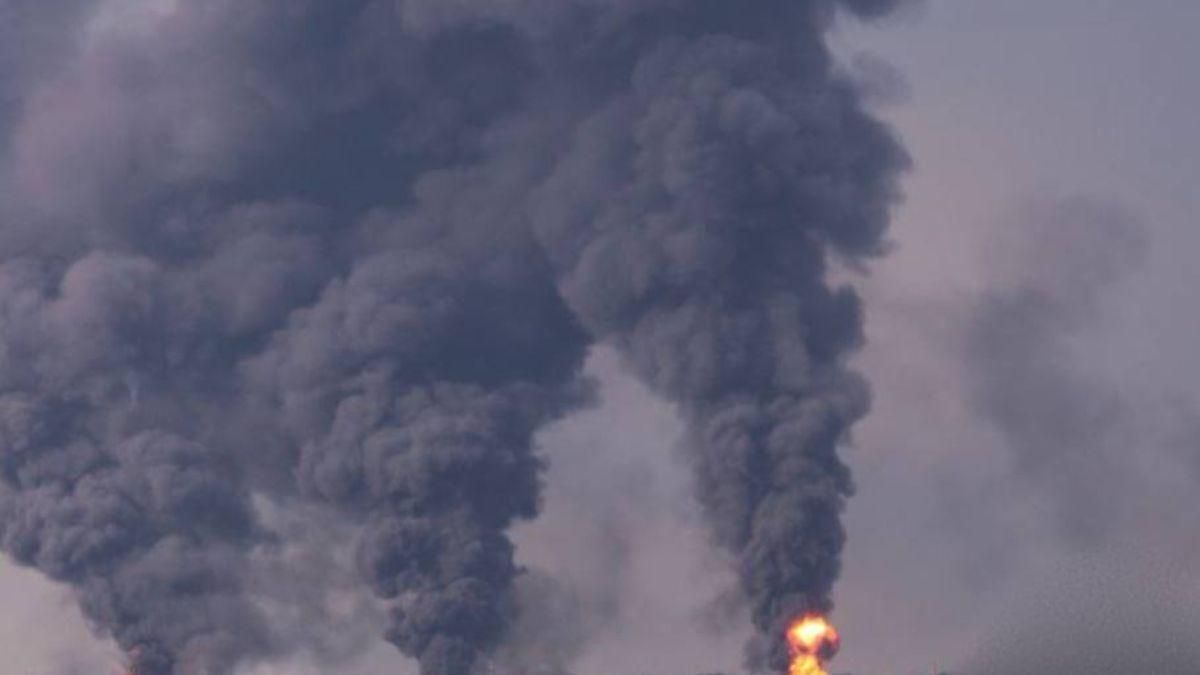 Окупанти обстріляли газопереробний завод біля Ізюма на Харківщині: спалахнула масштабна пожежа