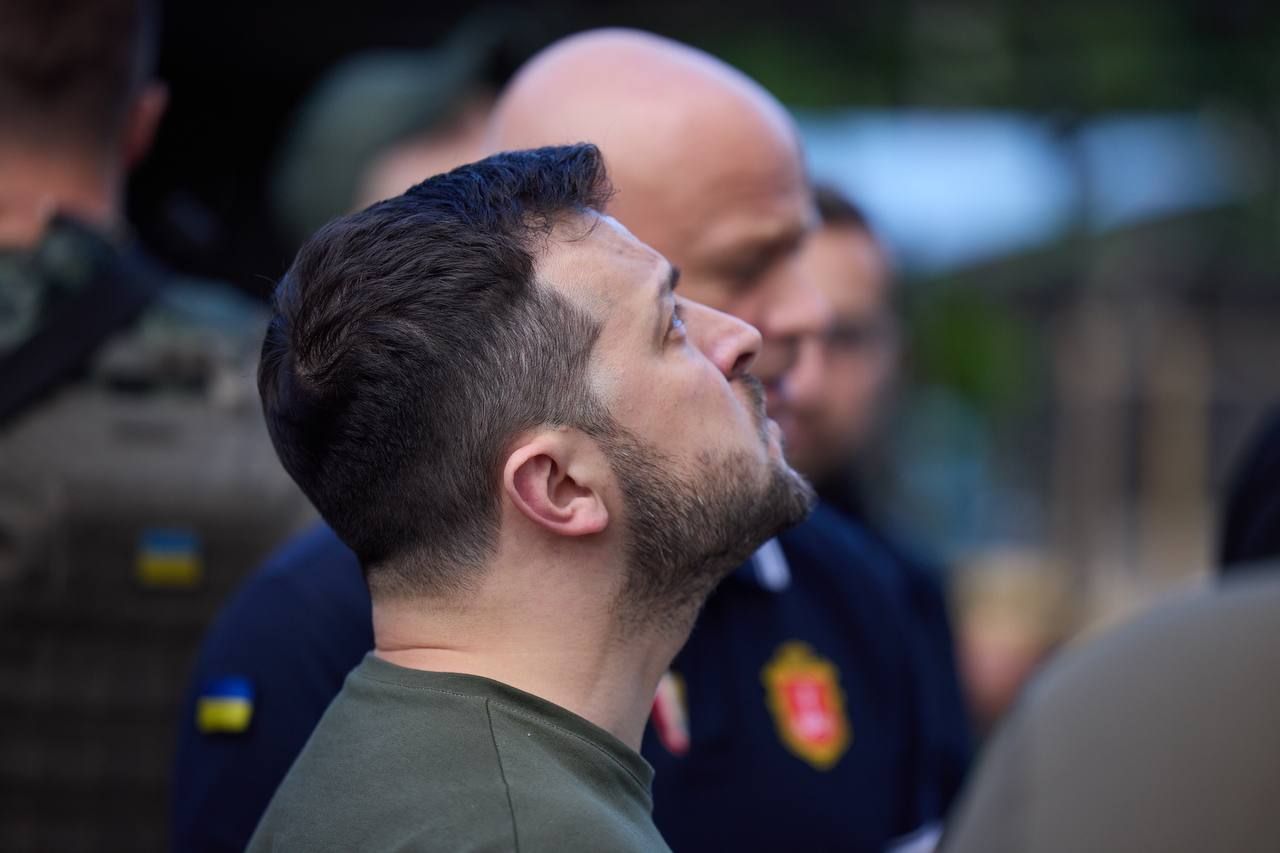 Зеленский в Одессе посетил дом, куда в апреле попала ракета: тогда погибли 8 человек Зеленский в Одессе посетил дом, куда в апреле попала ракета: тогда погибли 8 человек