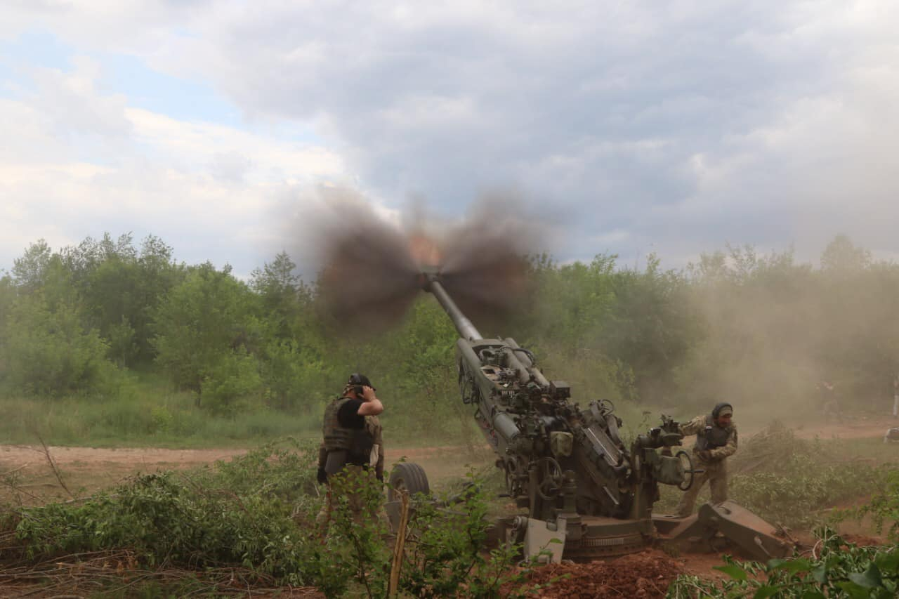 Українські захисники нещадно б'ють по окупантах з американських гаубиць М777: промовисті кадри