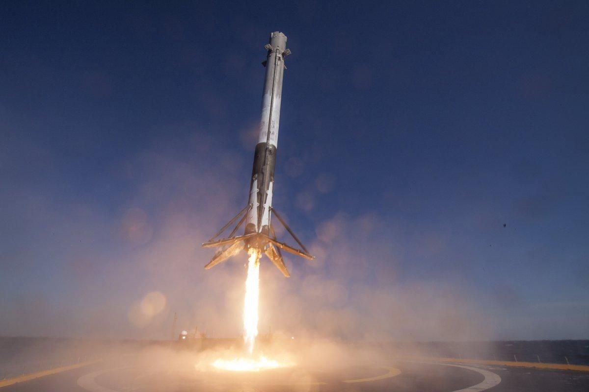 Через три дня SpaceX успешно запустила и посадила три ракеты Falcon 9 - Техно