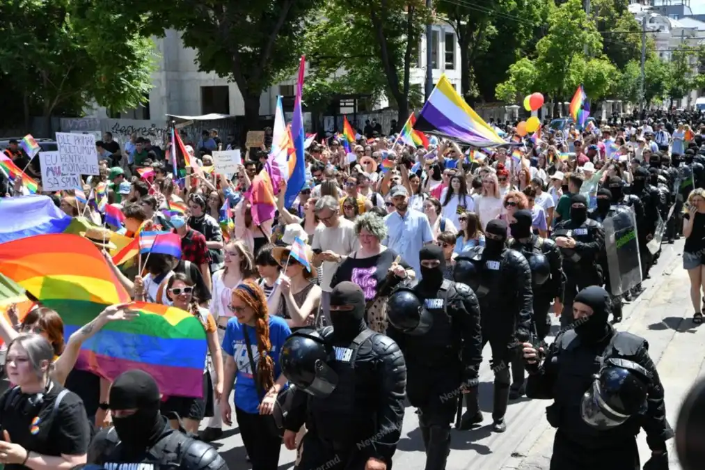 В Молдове прошли крупнейший в истории страны ЛГБТ-марш и пророссийский  митинг против власти - 24 Канал