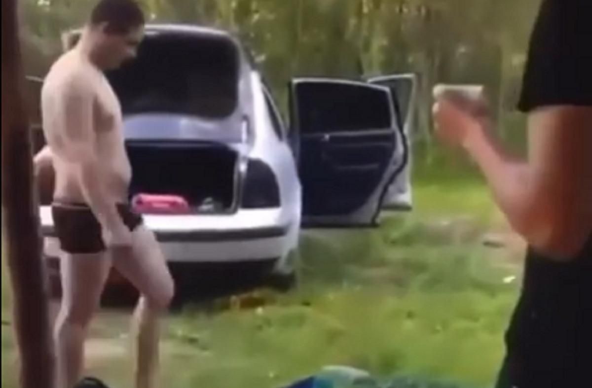 На Буковині п'яний молодик жорстоко вбив павича друзі спостерігали та реготали - 24 Канал На Буковині п'яний молодик жорстоко вбив павича друзі спостерігали та реготали - 24 Канал