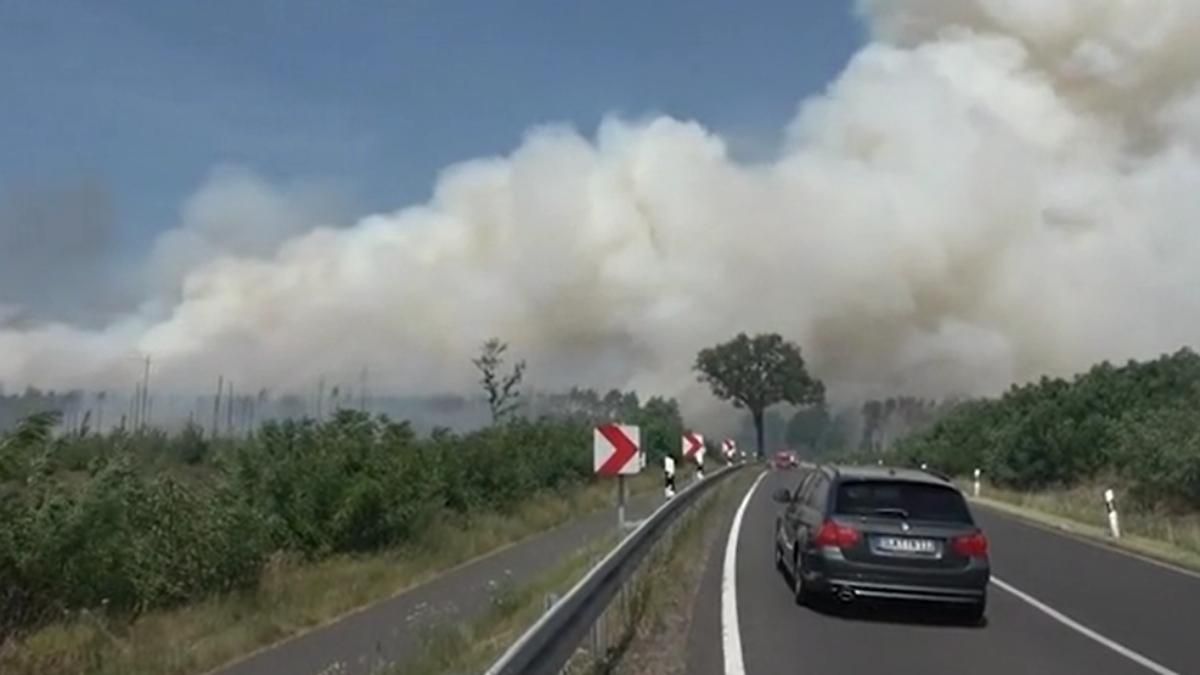 Під Берліном спалахнула потужна лісова пожежа: сотні людей евакуювали Під Берліном спалахнула потужна лісова пожежа: сотні людей евакуювали