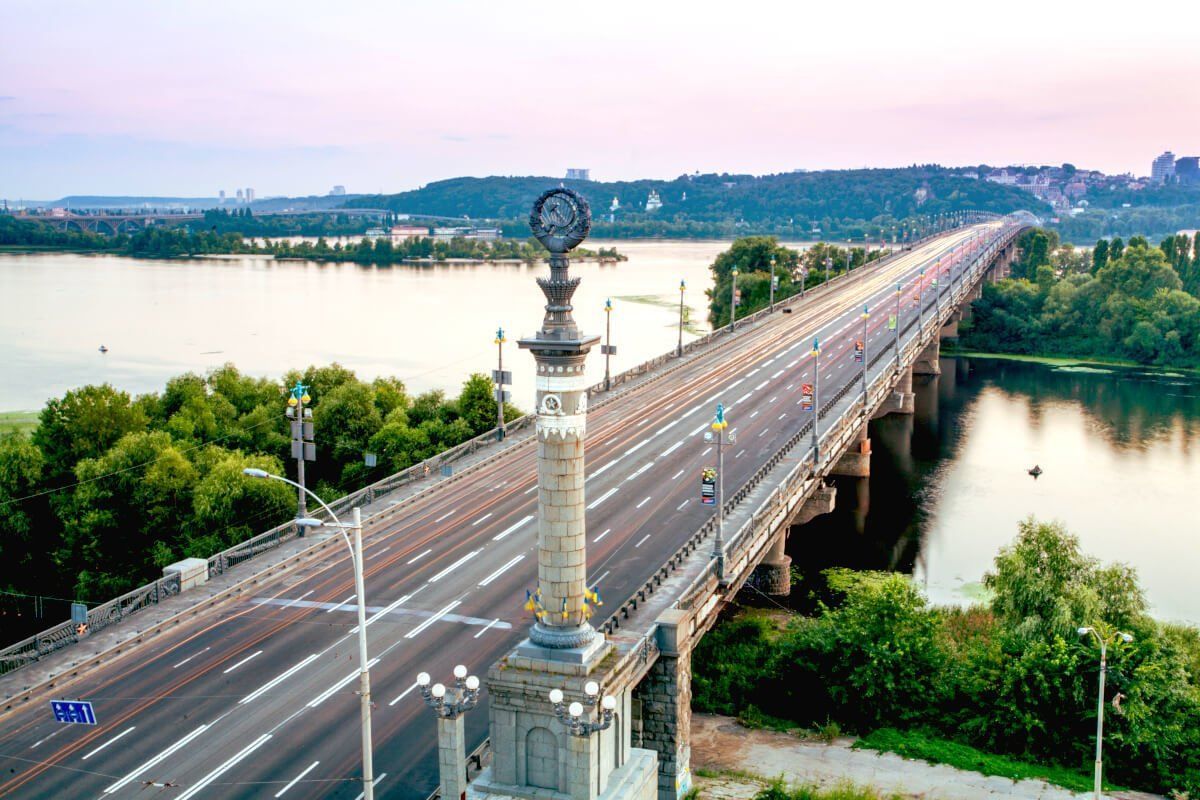 У Києві для водіїв відкрили рух мостами Метро і Патона: де запустять автобуси