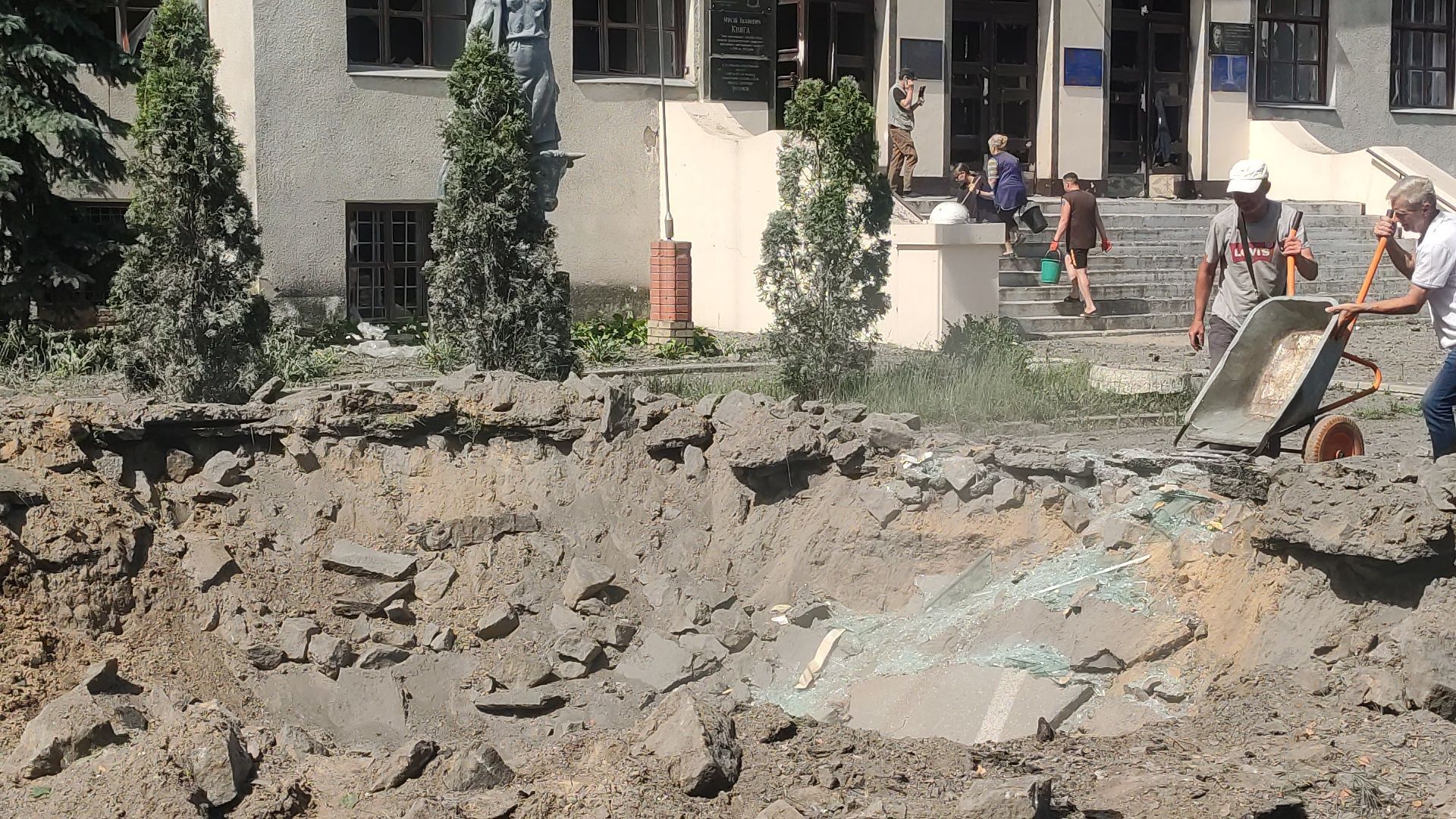 Воронка прямо у входа: шокирующие последствия удара по биотехнологическому университету Харькова Воронка прямо у входа: шокирующие последствия удара по биотехнологическому университету Харькова