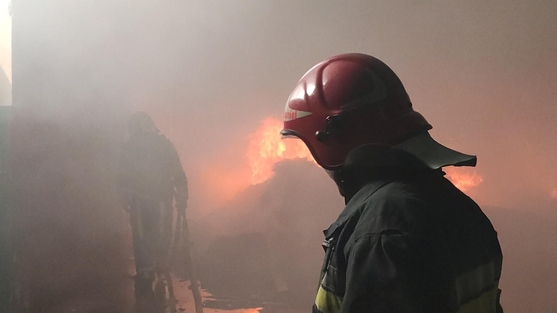 Обстріл Харкова: окупанти влучили у завод пластикових виробів – ексклюзивні фото Обстріл Харкова: окупанти влучили у завод пластикових виробів – ексклюзивні фото