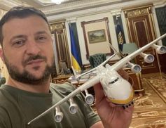 Владимиру Зеленскому подарили миниатюрную "Мрию"