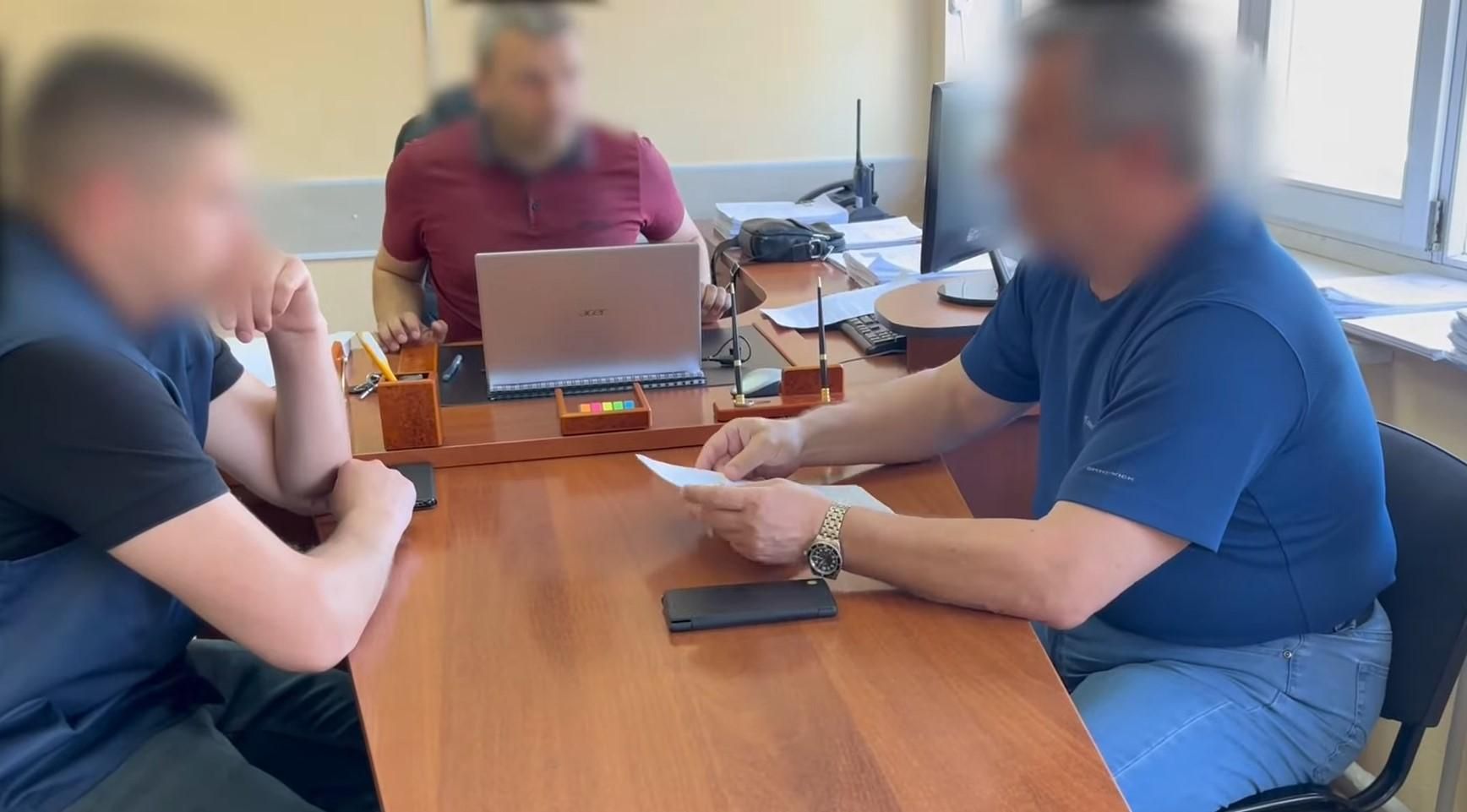 Колишній мер Южноукраїнська побив заступницю при розподілі гуманітарки Колишній мер Южноукраїнська побив заступницю при розподілі гуманітарки