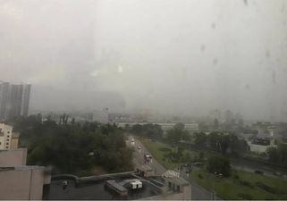 У Києві вирує негода: гроза та шквальний вітер, у столиці – деревопад