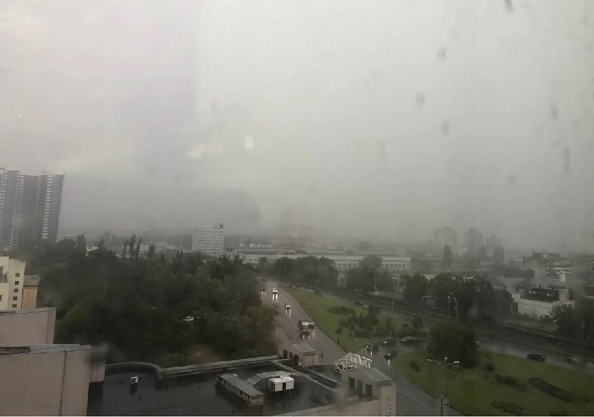 В Киеве бушует непогода: гроза и шквальный ветер, в столице – деревопад