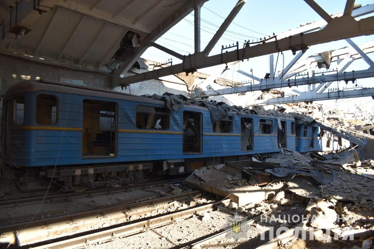 Разрушены вагоны и ранен мужчина: появились фото последствий обстрела харьковского метро