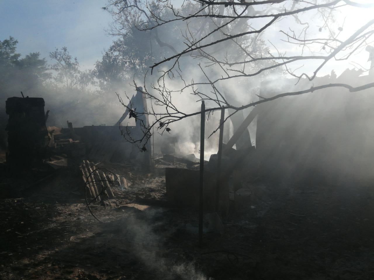 Згоріли будівлі, загинула худоба: на Херсонщині внаслідок обстрілів сталася масштабна пожежа
