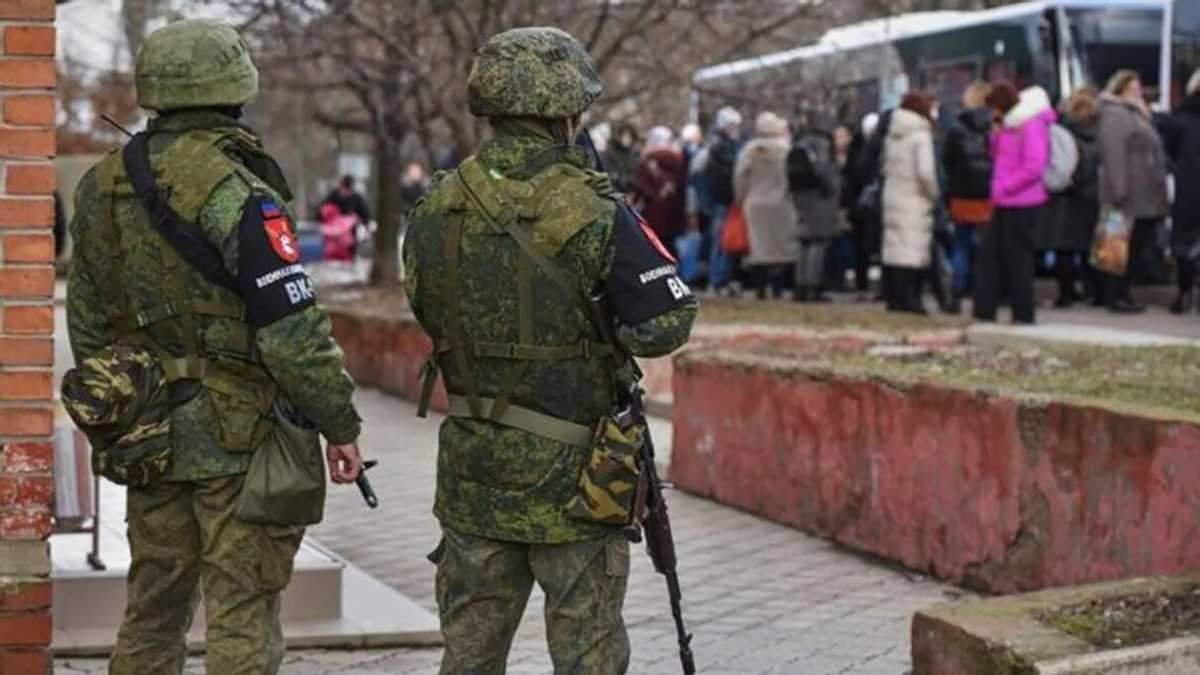 Набивають повні "ПАЗіки": в Луганську окупанти знову виловлюють чоловіків на вулиці