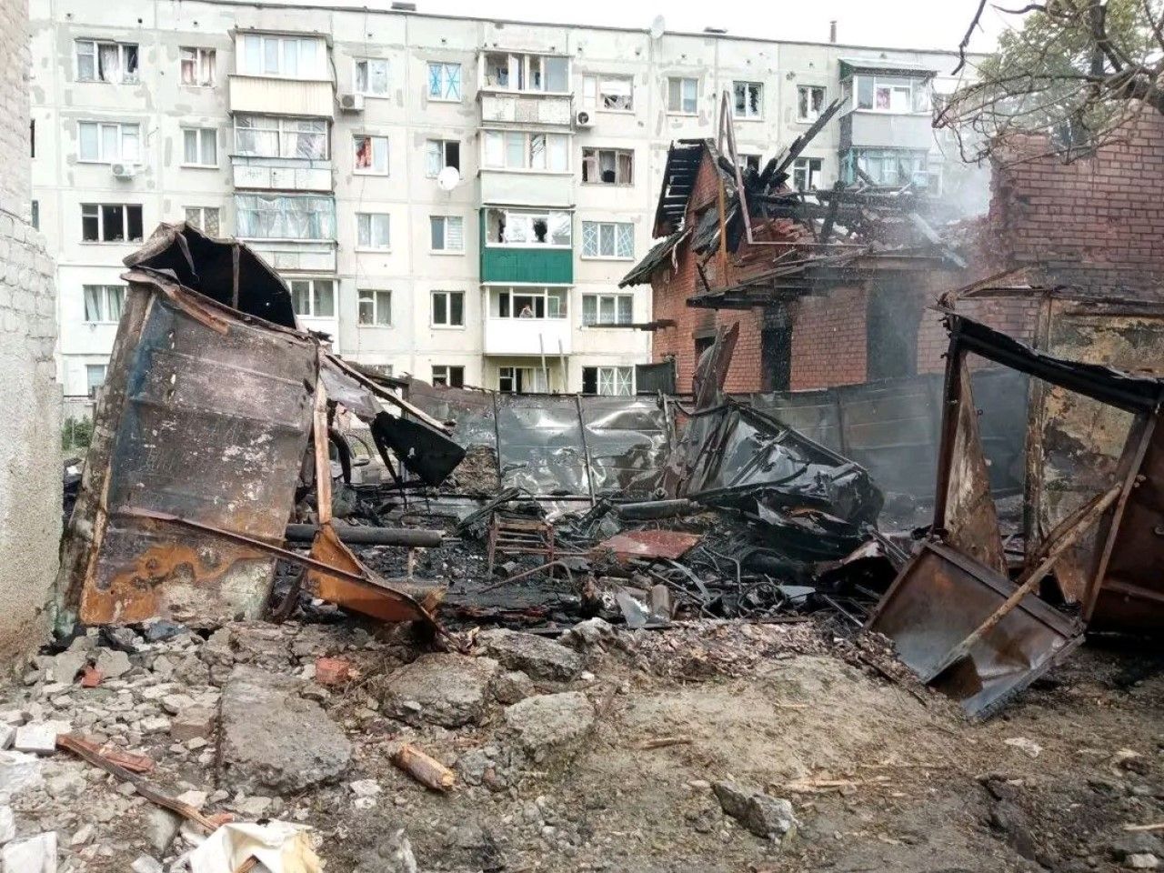 Оккупанты утром снова обстреляли Чугуев: из-под завалов достали тела двух женщин